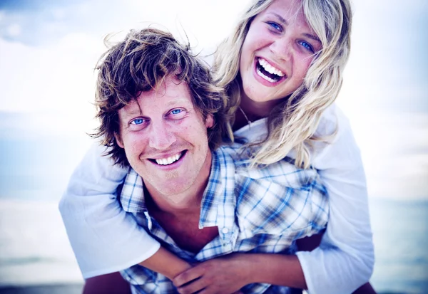 Dulce pareja en la playa — Foto de Stock