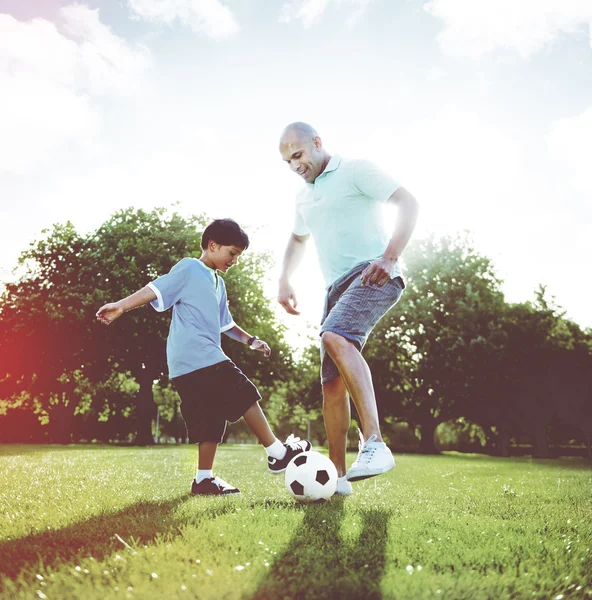 Père jouer au football avec petit fils — Photo