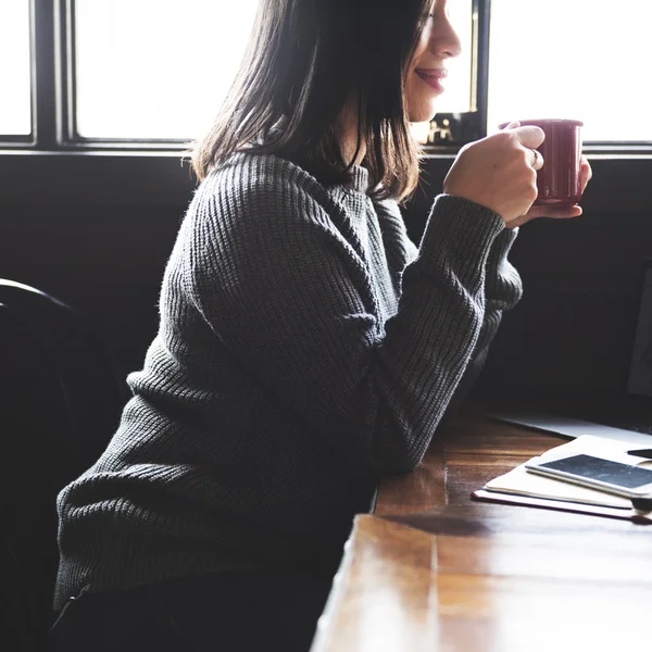 Asiatische Frau genießen Tasse Kaffee — Stockfoto