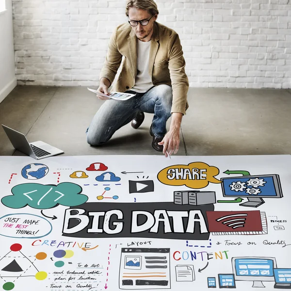 Empresário trabalhando com Big Data — Fotografia de Stock