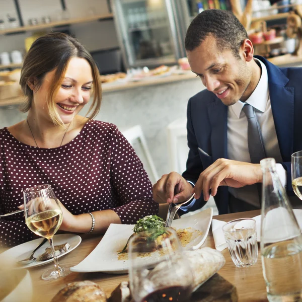 Gente disfrutando comida —  Fotos de Stock