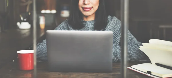 Wanita Asia dengan laptop — Stok Foto