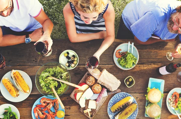 Amigos en el concepto de comedor al aire libre —  Fotos de Stock