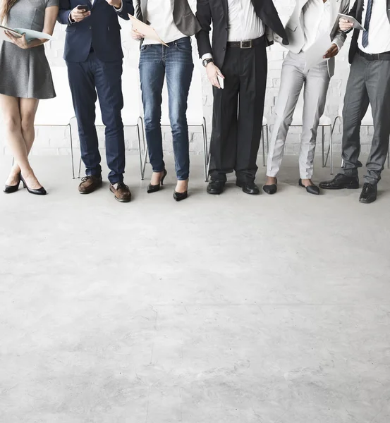 Grupo de pessoas brainstorming, discutir e planejar algo — Fotografia de Stock