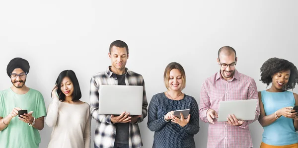 Menschen surfen auf digitalen Geräten — Stockfoto