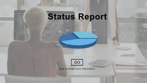Computer mit Statusbericht auf Monitor — Stockfoto