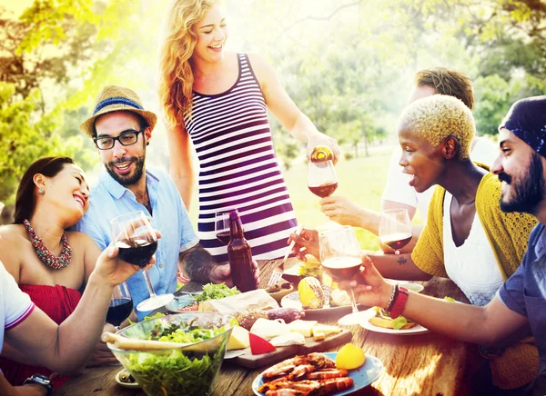 Amigos no Conceito de Jantar ao Ar Livre — Fotografia de Stock