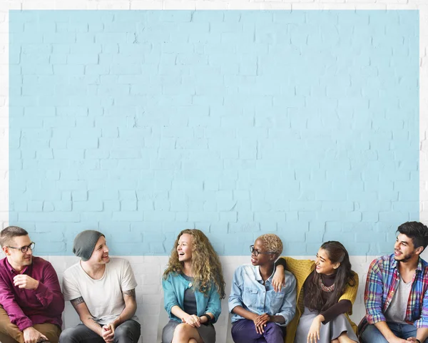 Diversité personnes assises et souriantes — Photo