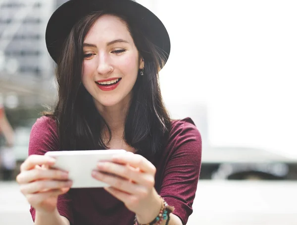 Mujer usando teléfono móvil —  Fotos de Stock