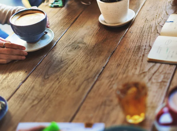 Mångfald vänner möte på Coffee Shop Concept — Stockfoto