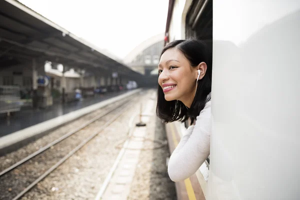 Porträt einer Asiatin auf Reisen — Stockfoto