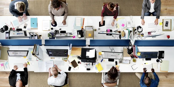 Berufskollegen arbeiten an Berechnungen — Stockfoto