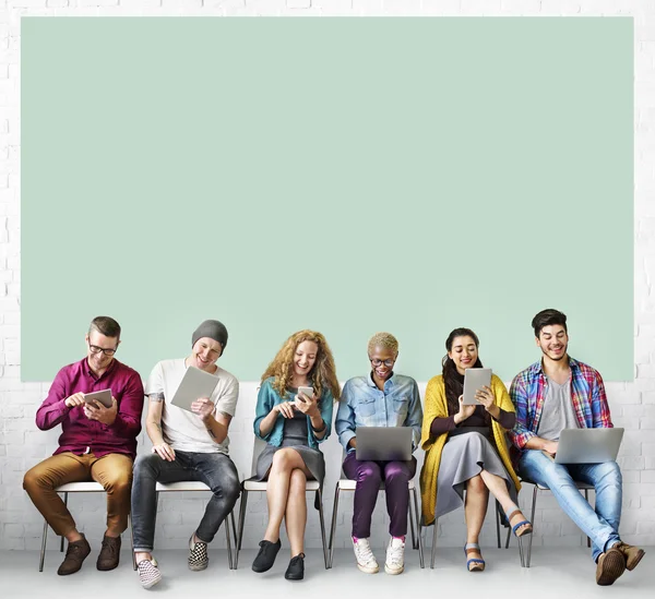 Diversidad Personas con dispositivos digitales — Foto de Stock