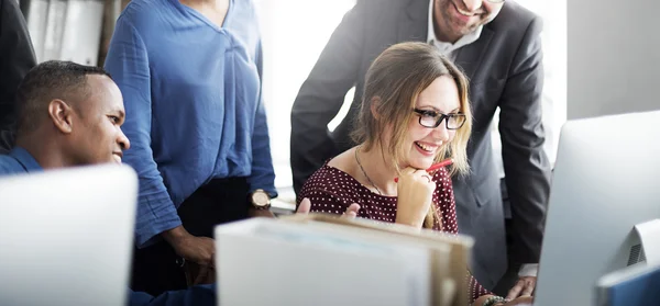 Kollegen aus der Wirtschaft diskutieren — Stockfoto