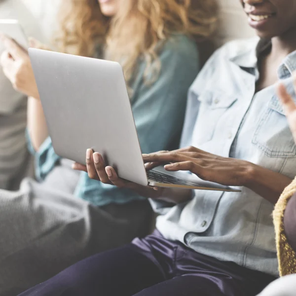 Diversiteit mensen met digitale apparaten — Stockfoto