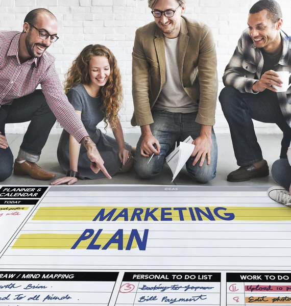 Designers que trabalham com cartaz e plano de marketing — Fotografia de Stock