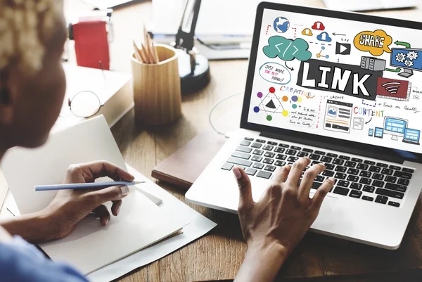 Woman working on laptop with link — Stock Photo, Image