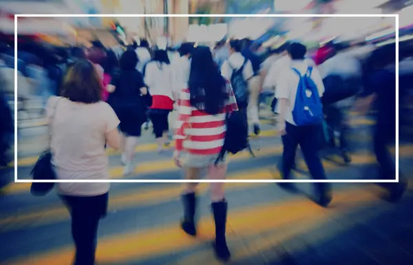 Pessoas andando através da rua — Fotografia de Stock