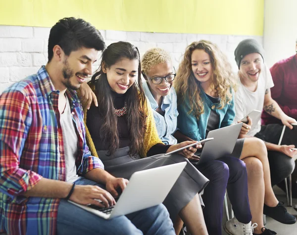 Diversidad Personas con dispositivos digitales — Foto de Stock