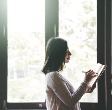 Asyalı kadın yazma Not