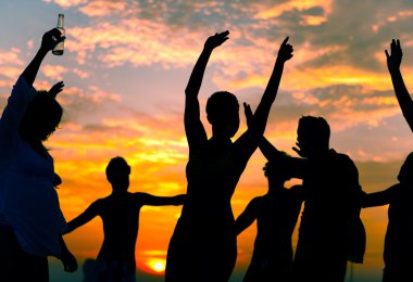 Sahilde birlikte eğleniyor arkadaşlar