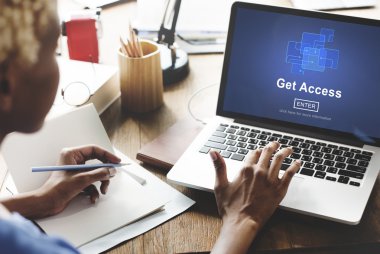 laptop ile çalışan kadın erişin