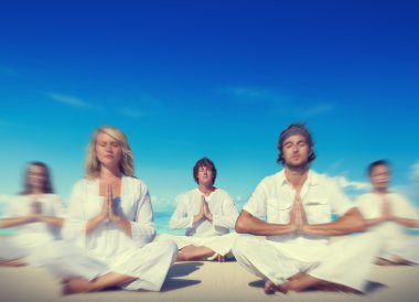 Kumsalda yoga yapmak insanlar