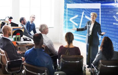 sembol kodlama tartışırken iş arkadaşları
