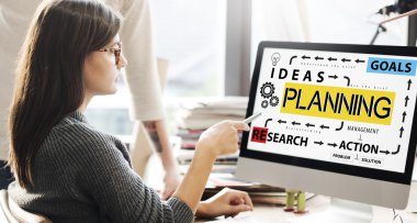 planlama ile monitörde gösterilen kadın