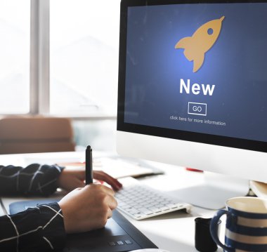 Bilgisayarda çalışan iş adamı