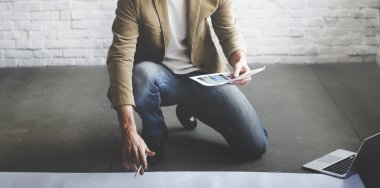 işadamı boş poster ile çalışma