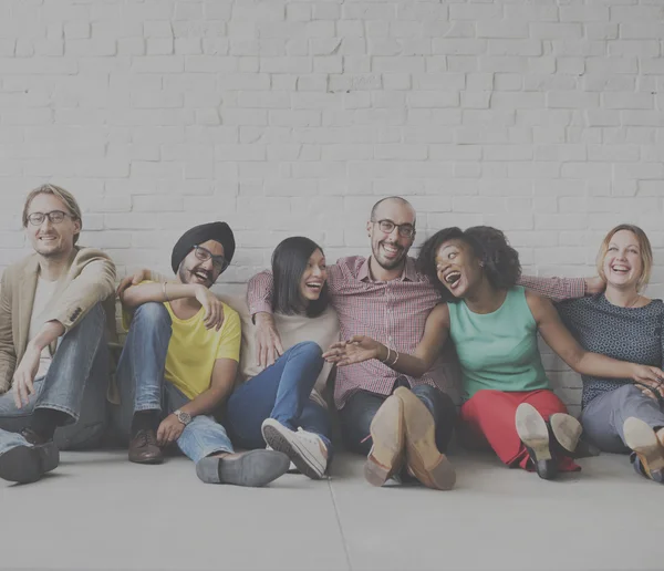 Diversidade amigos perto da parede — Fotografia de Stock