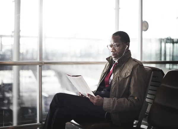 Homme en attente sur la station et la lecture — Photo