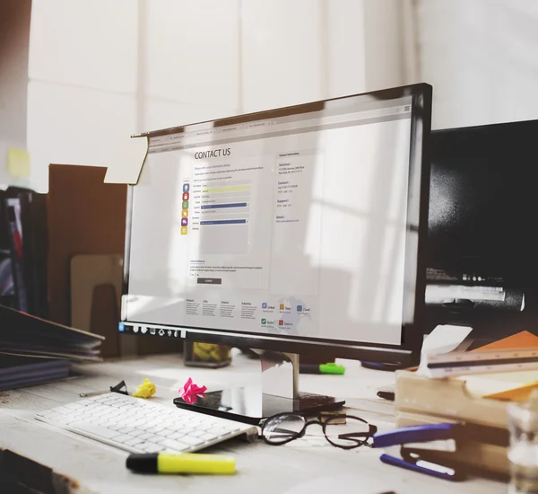 Computador no escritório com contato conosco — Fotografia de Stock