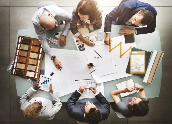 Grupo de personas lluvia de ideas — Foto de Stock