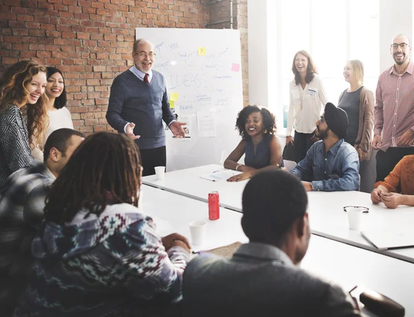 Diversiteit mensen tijdens vergadering — Stockfoto