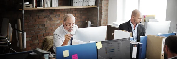 Kollegen aus der Wirtschaft diskutieren — Stockfoto