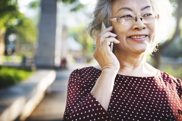 Starsza kobieta z telefonu komórkowego — Zdjęcie stockowe