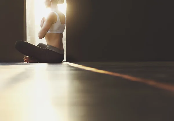 Mulher praticando Yoga de dose — Fotografia de Stock