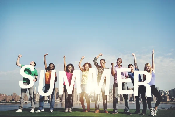 Jugendfreunde veranstalten Sommer — Stockfoto