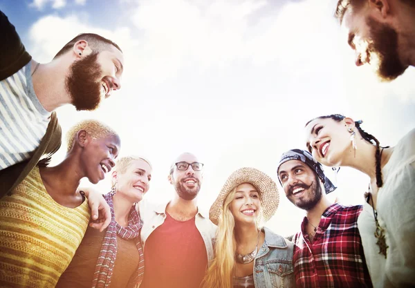 Grupo De Amigos Multirraciais Que Têm O Divertimento No Parque Do