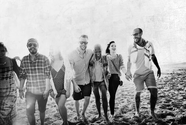 Различные люди на пляже, развлекаясь концепции — стоковое фото