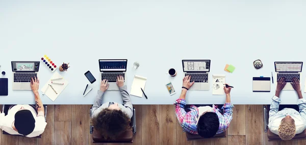 Vielfalt Menschen und Laptops — Stockfoto