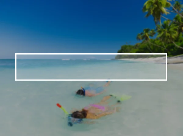 Paar snorkelen bij ocean — Stockfoto