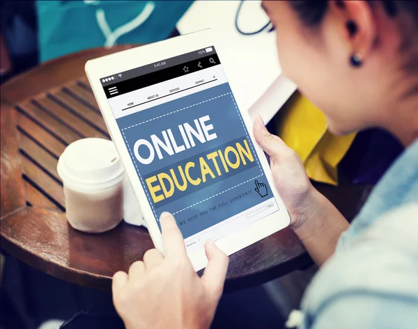 Інтернет освіта на цифровому планшеті — стокове фото