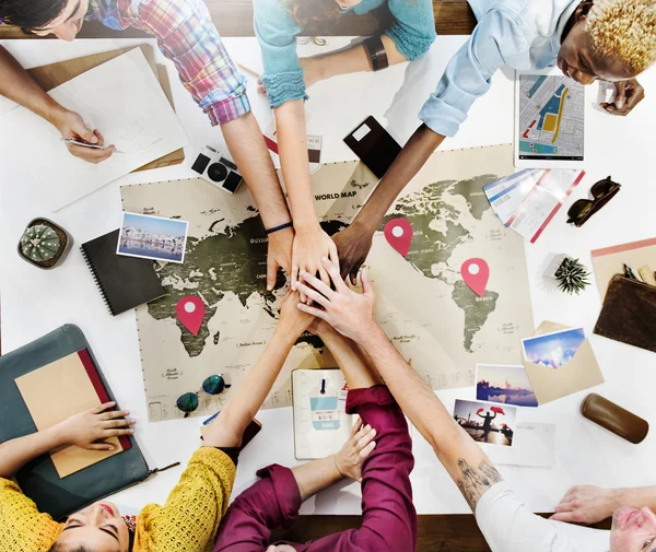 Diversiteit mensen en handen samen — Stockfoto