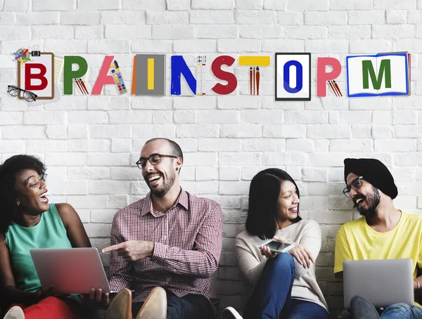 Diversidade amigos perto da parede com brainstorm — Fotografia de Stock