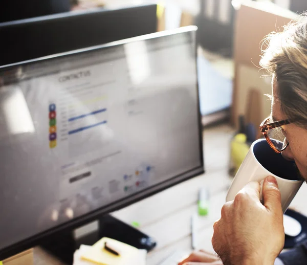 Kontaktieren Sie uns auf Monitor-Konzept — Stockfoto