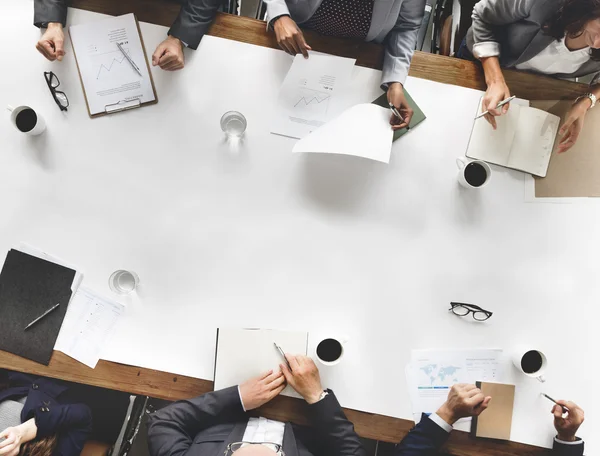 Grupo de personas lluvia de ideas — Foto de Stock