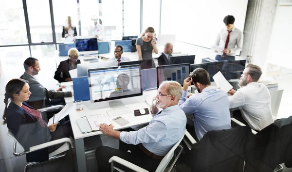 Equipe de negócios trabalhando com Finanças — Fotografia de Stock